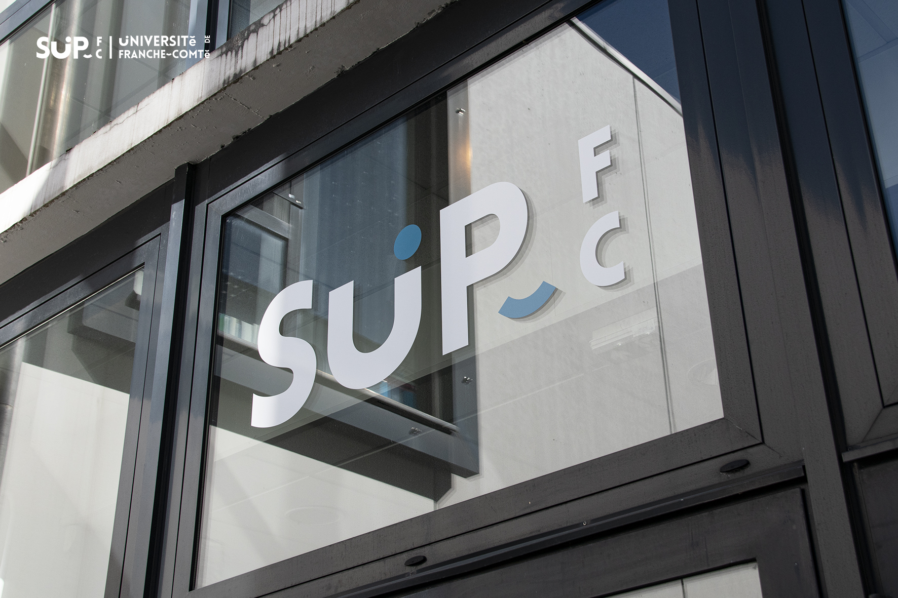logo SUP-FC entrée bâtiment